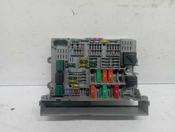 BOITE A FUSIBLE BMW SERIE 1/ SERIE 3 - Vue 1